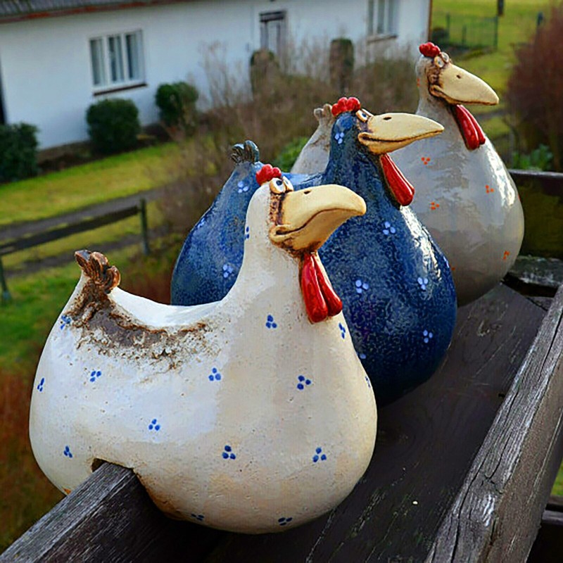 Funny chicken / hen - garden / lawn decoration - resinGarden
