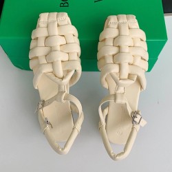 Fashionable flat sandals - with a strap - braided patternSandals