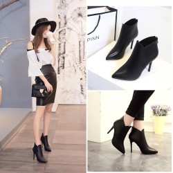 Leather heeled ankle boots - with zipperBoots
